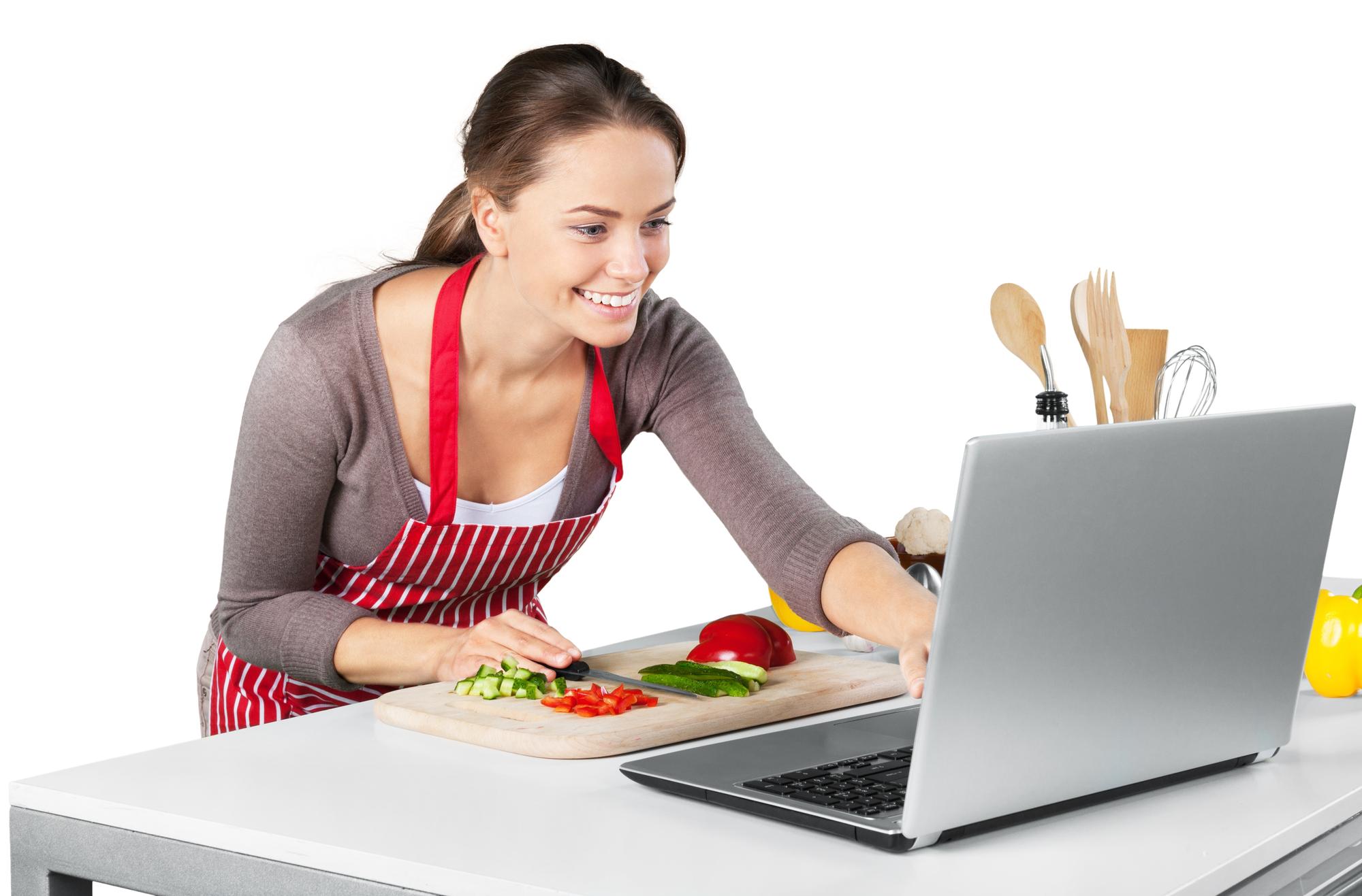 Persona che cucina in una cucina domestica luminosa