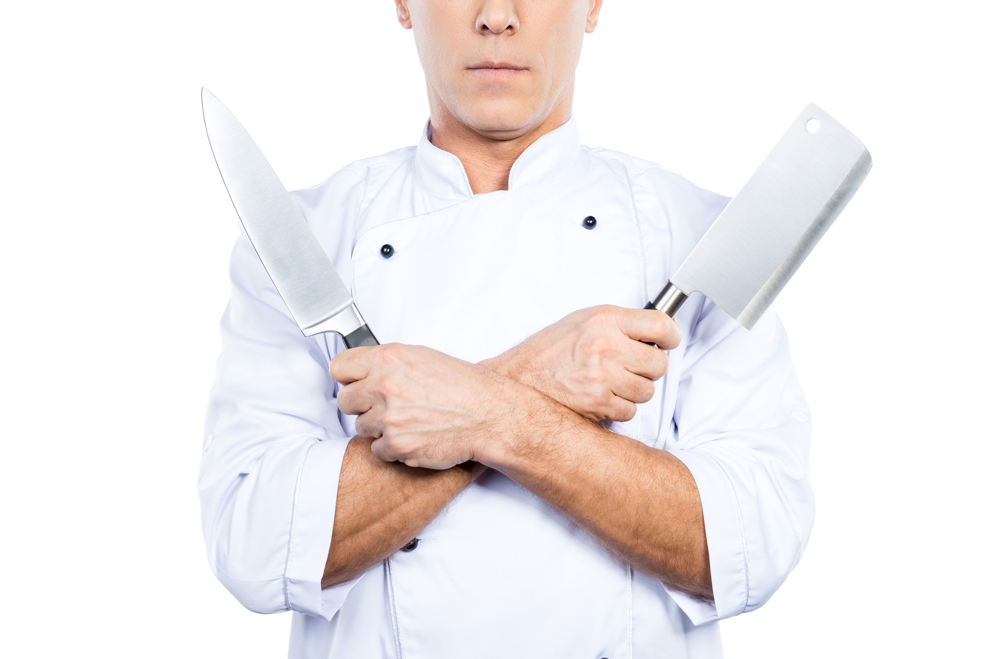 Chef che insegna una tecnica di taglio su banco da cucina